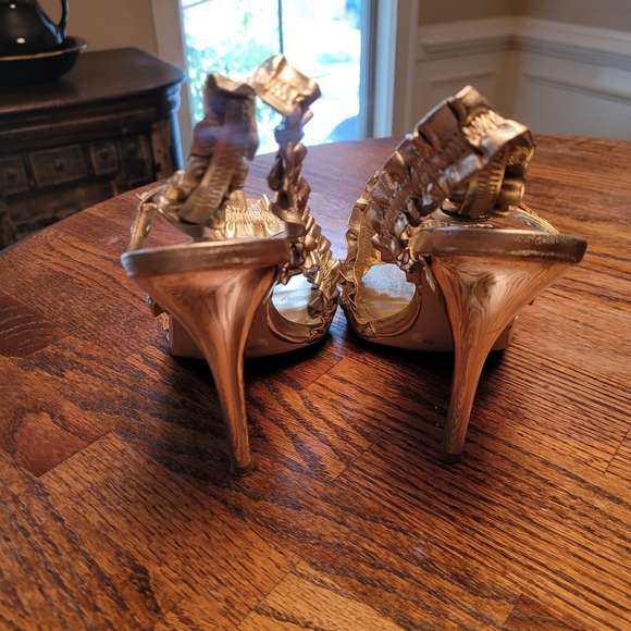 BCBG Gold ruffle sandals size 7.5 - Picture 4 of 5